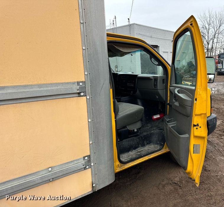 image for item DT2215 2007 GMC Savana G3500 box truck