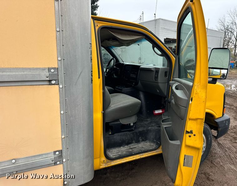 image for item DT2215 2007 GMC Savana G3500 box truck