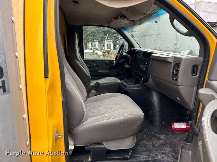 image for item DT2215 2007 GMC Savana G3500 box truck