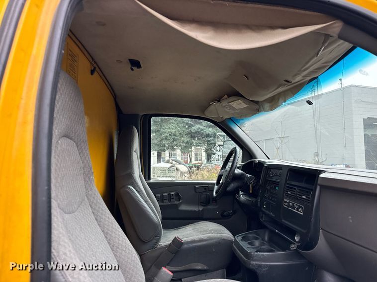 image for item DT2215 2007 GMC Savana G3500 box truck