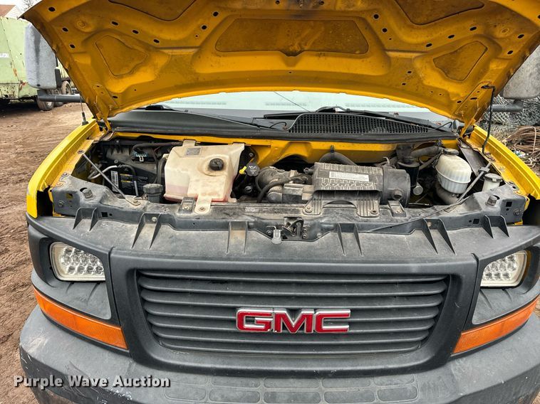 image for item DT2215 2007 GMC Savana G3500 box truck