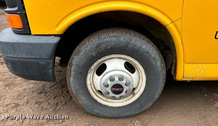 image for item DT2215 2007 GMC Savana G3500 box truck