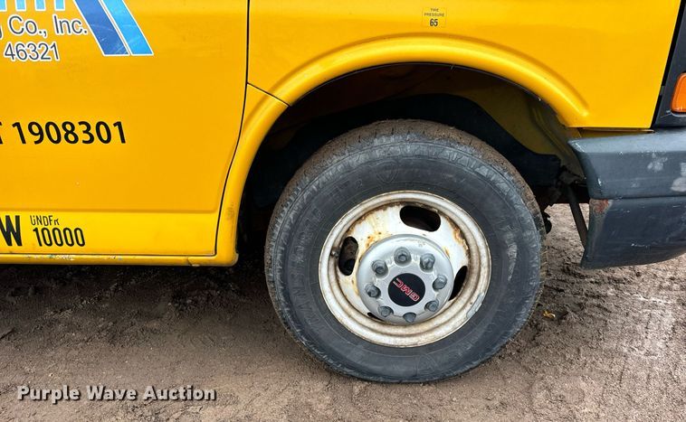 image for item DT2215 2007 GMC Savana G3500 box truck