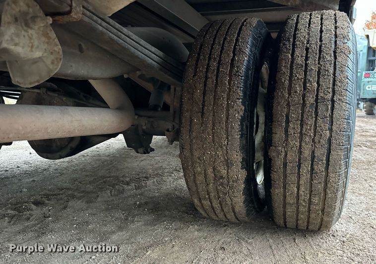 image for item DT2215 2007 GMC Savana G3500 box truck