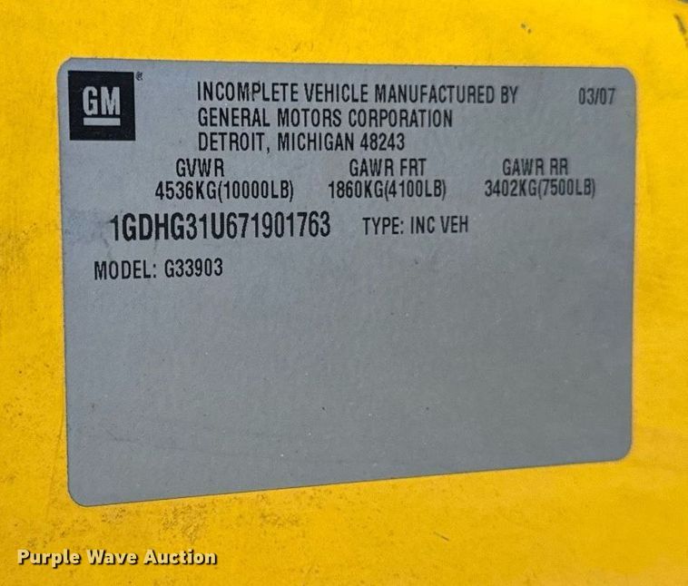 image for item DT2215 2007 GMC Savana G3500 box truck