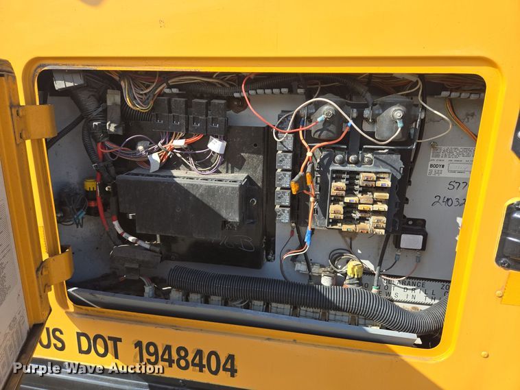 image for item DT5330 2010 IC school bus