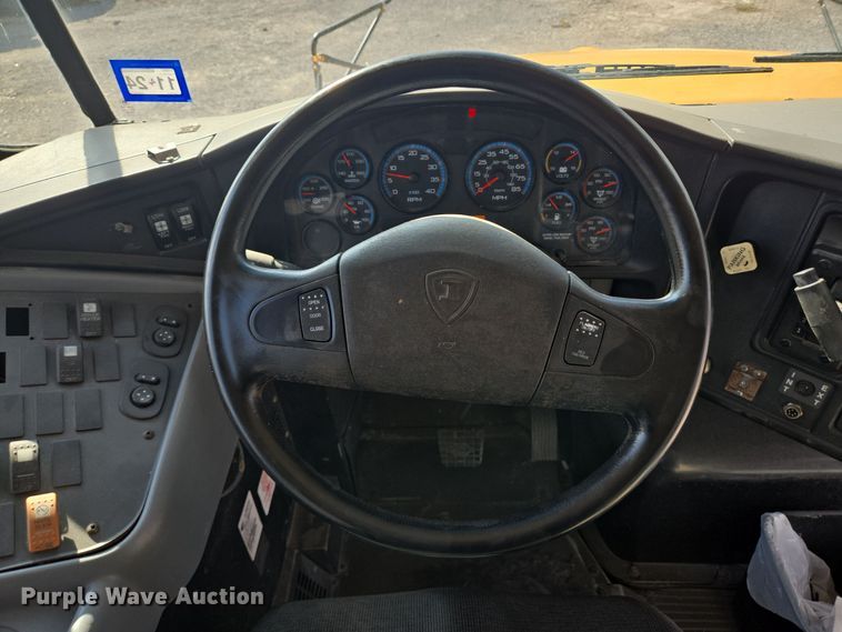 image for item DT5330 2010 IC school bus