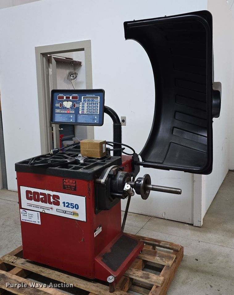 image for item DV0045 Coats 1250 Direct-Drive tire balancer