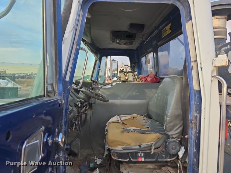 image for item DW3846 2006 AutoCar XPeditor roll-off container truck