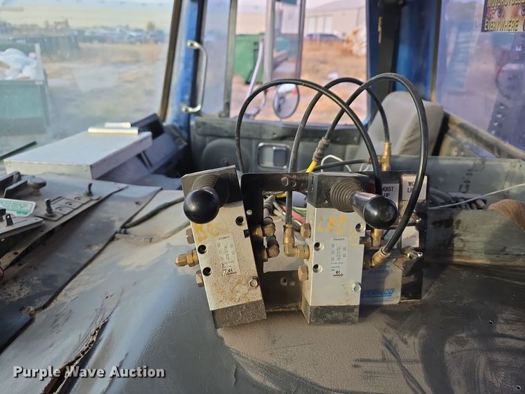 image for item DW3846 2006 AutoCar XPeditor roll-off container truck