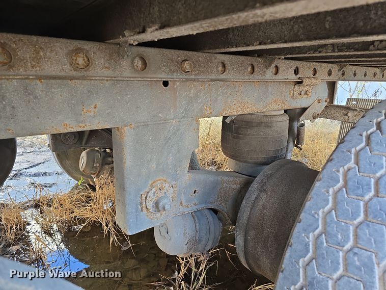 image for item DW3962 2005 Utility dry van trailer