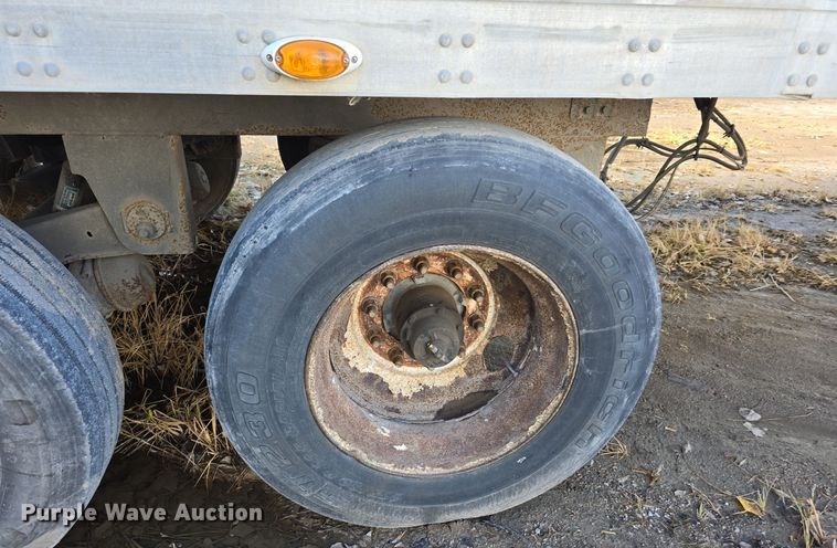 image for item DW3962 2005 Utility dry van trailer