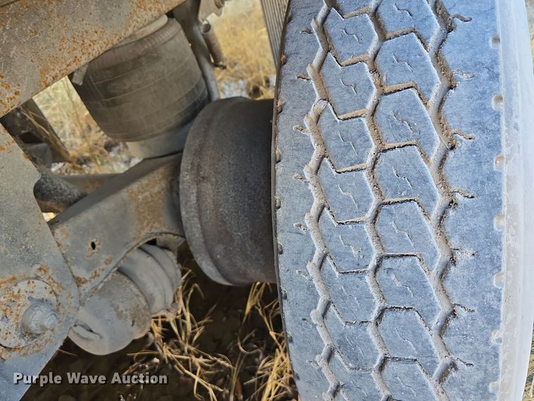 image for item DW3962 2005 Utility dry van trailer