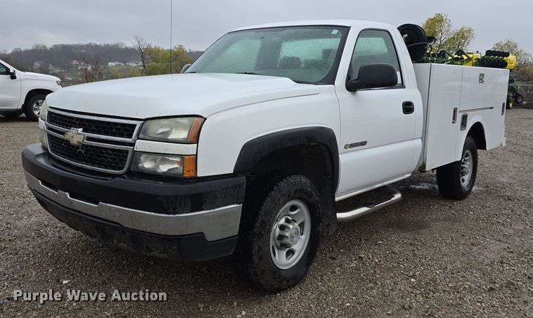 image for item DW3976 2006 Chevrolet Silverado 2500HD utility bed pickup truck