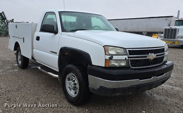 image for item DW3976 2006 Chevrolet Silverado 2500HD utility bed pickup truck