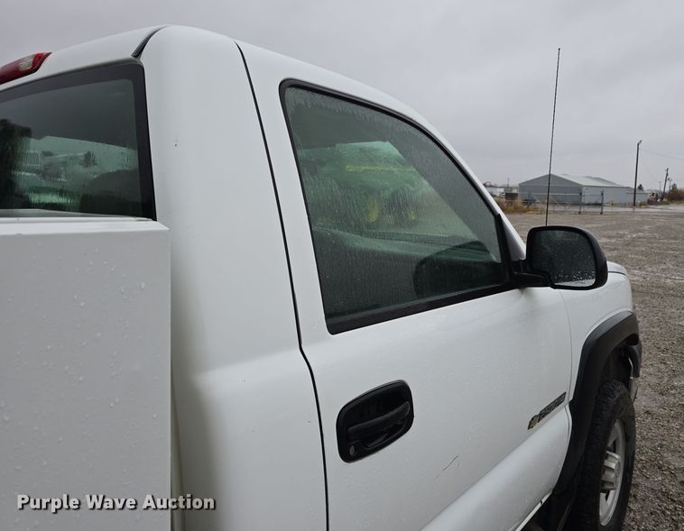 image for item DW3976 2006 Chevrolet Silverado 2500HD utility bed pickup truck