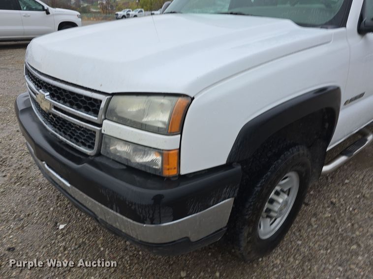 image for item DW3976 2006 Chevrolet Silverado 2500HD utility bed pickup truck