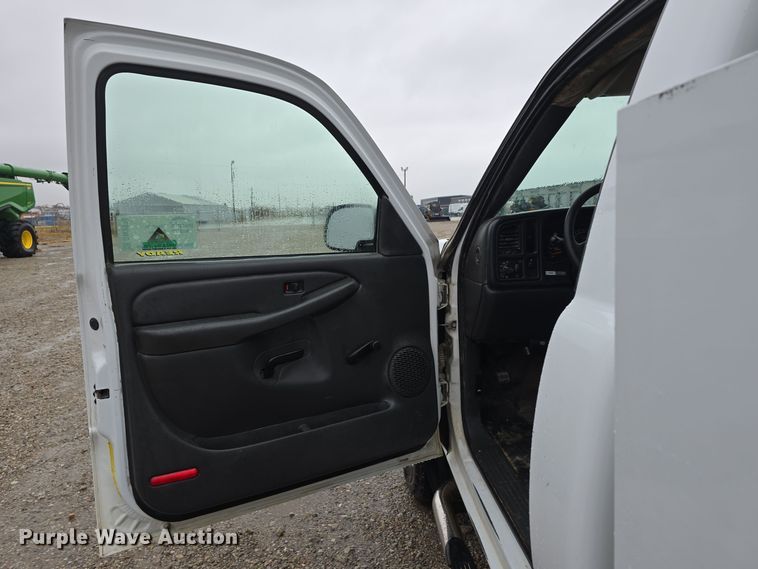 image for item DW3976 2006 Chevrolet Silverado 2500HD utility bed pickup truck