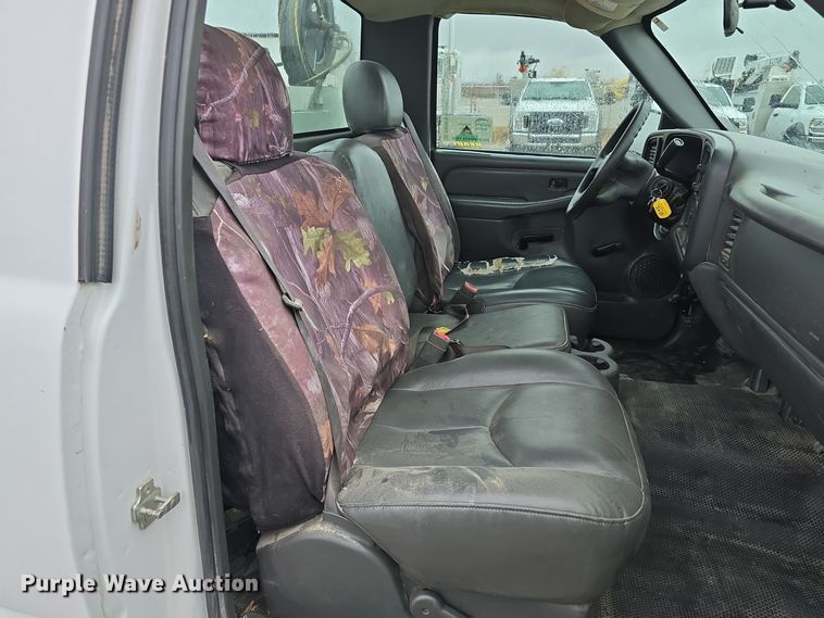 image for item DW3976 2006 Chevrolet Silverado 2500HD utility bed pickup truck