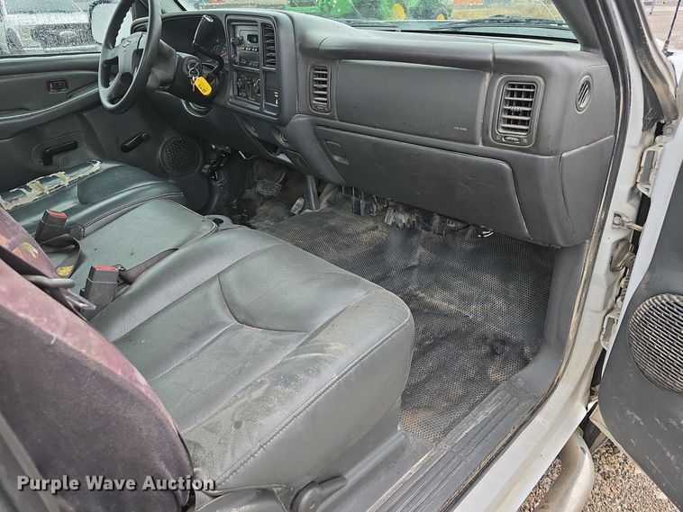 image for item DW3976 2006 Chevrolet Silverado 2500HD utility bed pickup truck