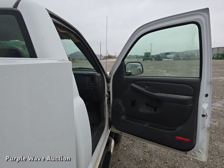 image for item DW3976 2006 Chevrolet Silverado 2500HD utility bed pickup truck