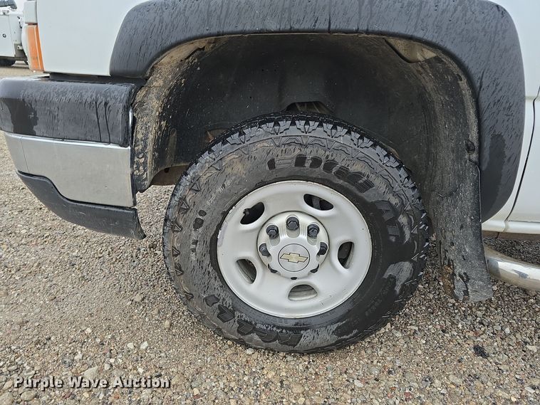 image for item DW3976 2006 Chevrolet Silverado 2500HD utility bed pickup truck