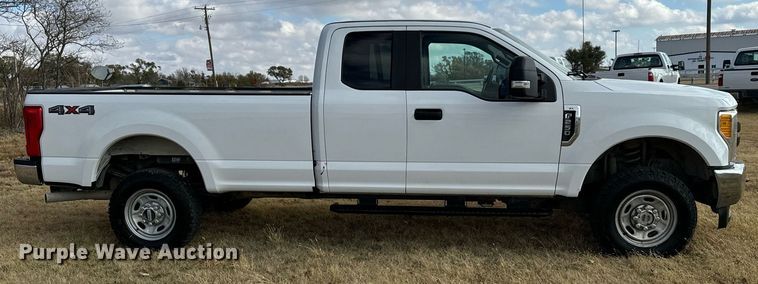 image for item DX3788 2017 Ford F250 Super Duty SuperCab pickup truck