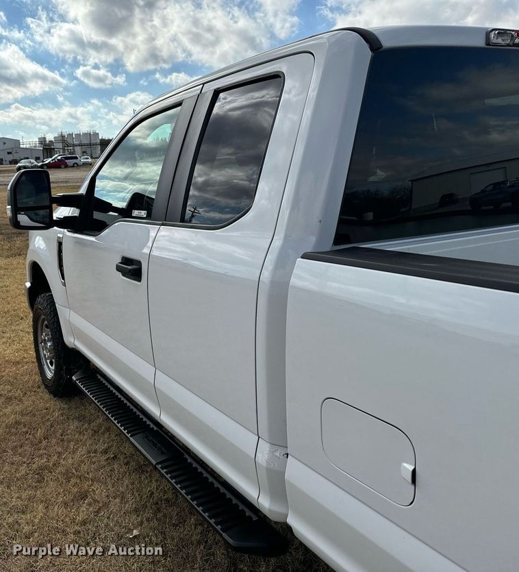 image for item DX3788 2017 Ford F250 Super Duty SuperCab pickup truck