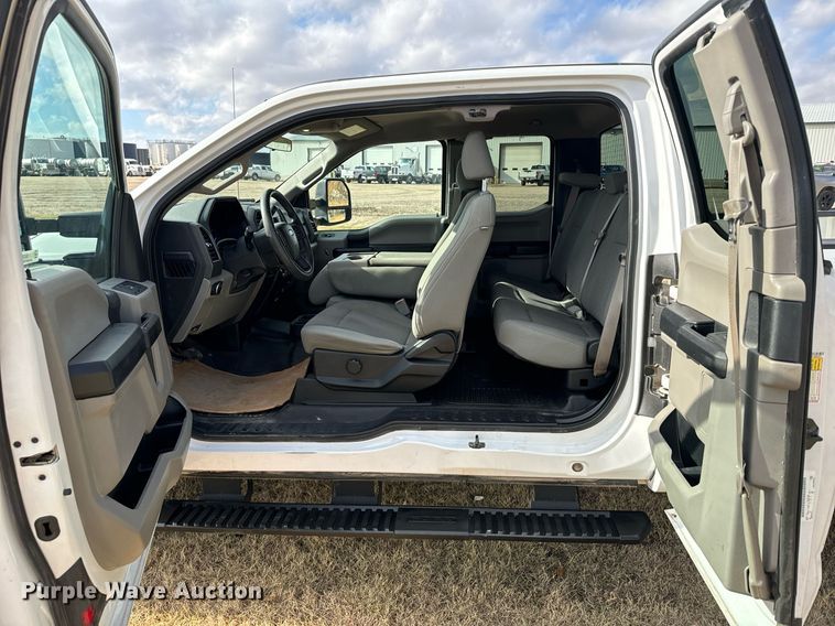 image for item DX3788 2017 Ford F250 Super Duty SuperCab pickup truck