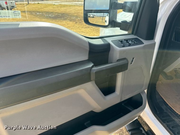 image for item DX3788 2017 Ford F250 Super Duty SuperCab pickup truck