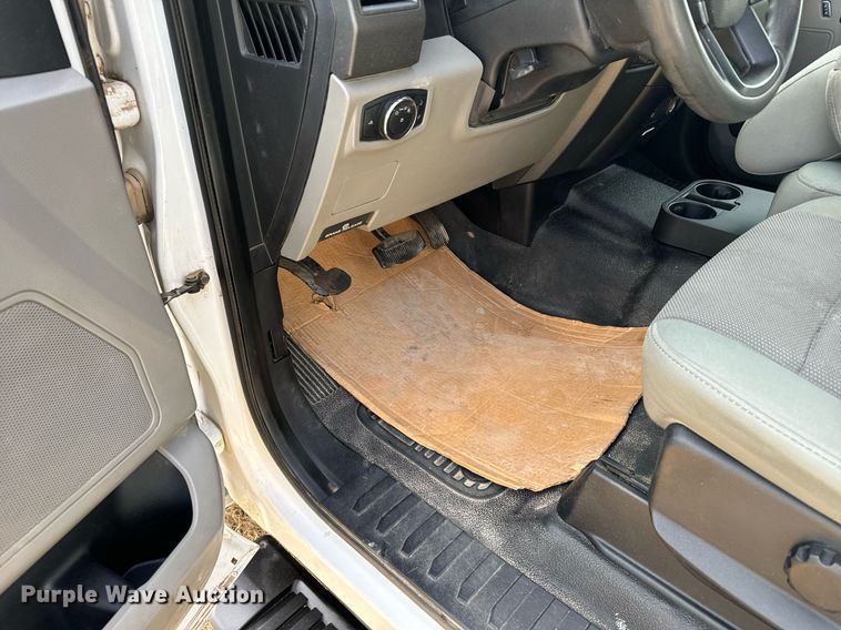 image for item DX3788 2017 Ford F250 Super Duty SuperCab pickup truck