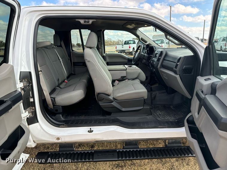 image for item DX3788 2017 Ford F250 Super Duty SuperCab pickup truck