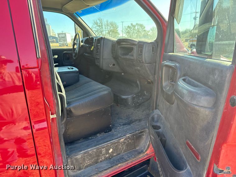 image for item DX3805 2004 GMC C4500 flatbed truck