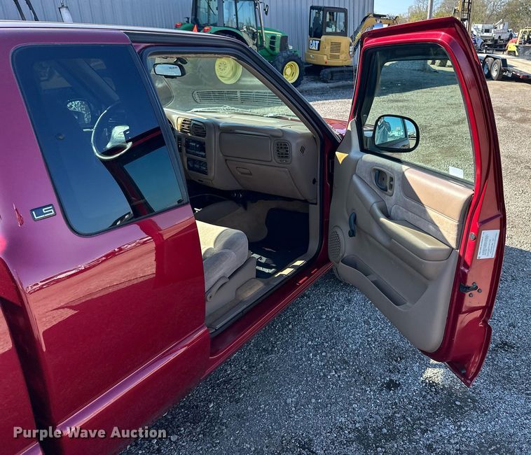 image for item EG2232 1998 Chevrolet S10 Ext. Cab pickup truck