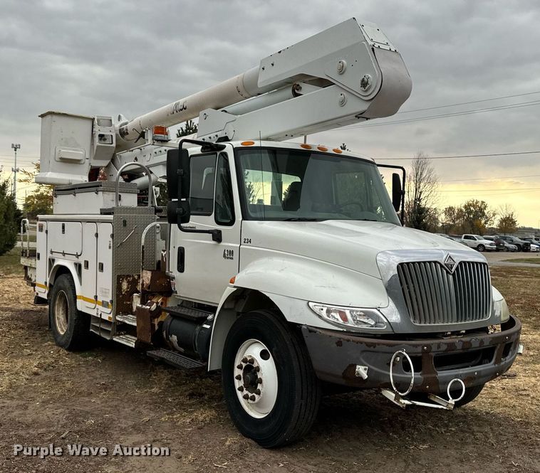 image for item EG6855 2006 International 4300 SBA bucket truck