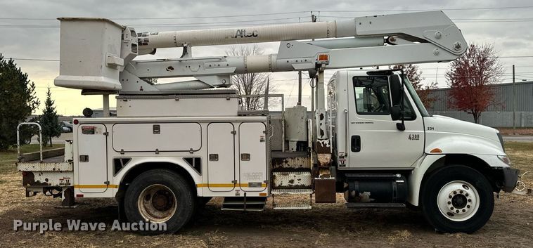 image for item EG6855 2006 International 4300 SBA bucket truck