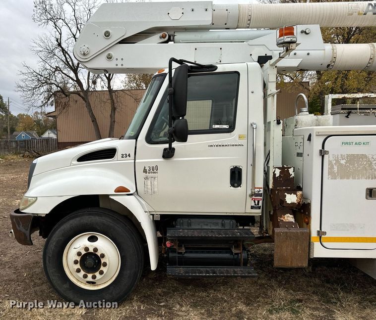 image for item EG6855 2006 International 4300 SBA bucket truck