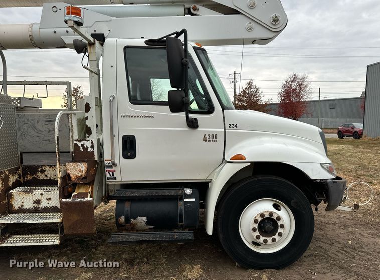 image for item EG6855 2006 International 4300 SBA bucket truck