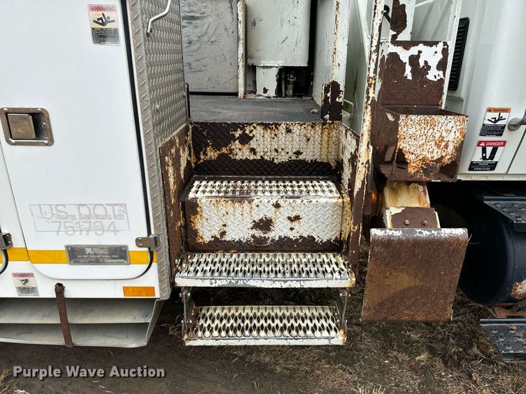 image for item EG6855 2006 International 4300 SBA bucket truck