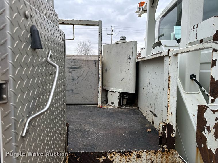 image for item EG6855 2006 International 4300 SBA bucket truck