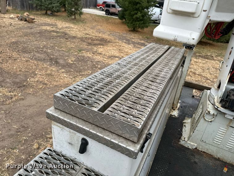 image for item EG6855 2006 International 4300 SBA bucket truck