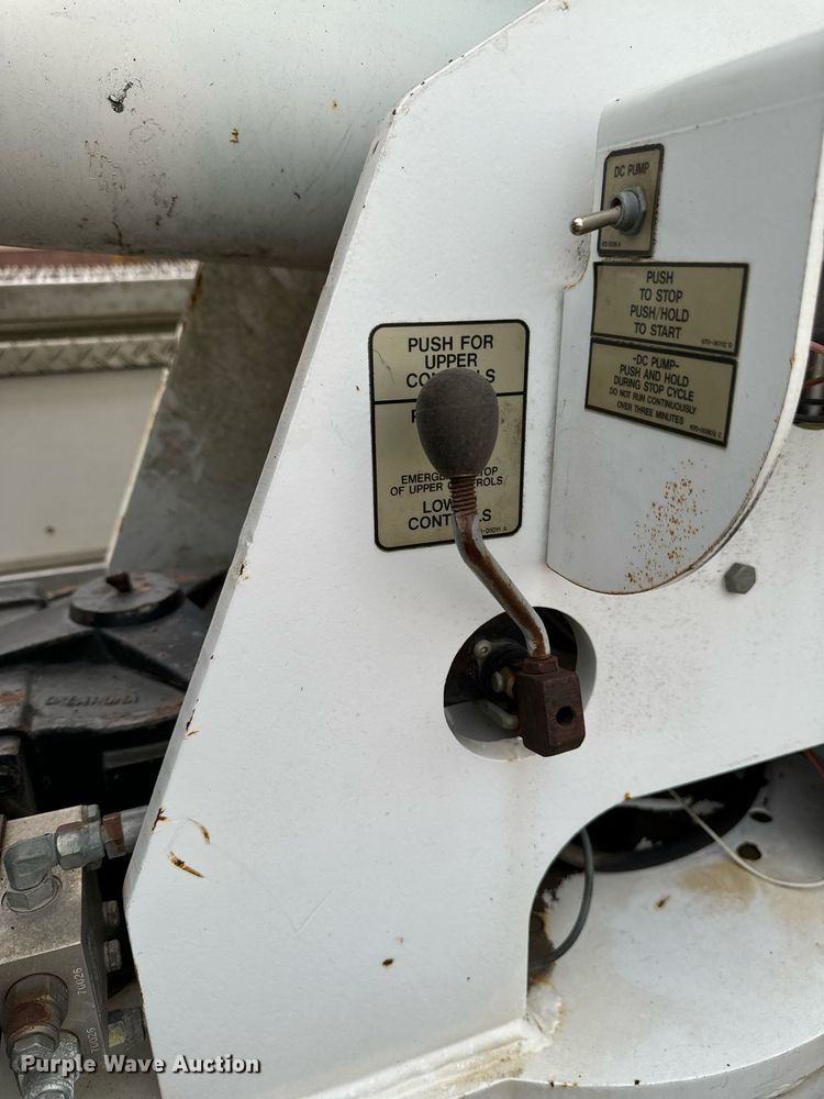 image for item EG6855 2006 International 4300 SBA bucket truck