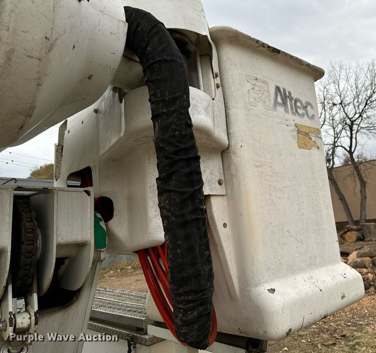 image for item EG6855 2006 International 4300 SBA bucket truck