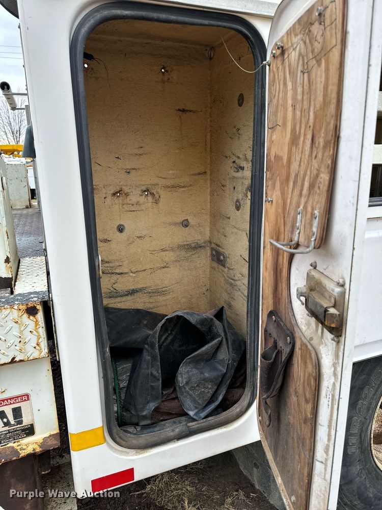 image for item EG6855 2006 International 4300 SBA bucket truck