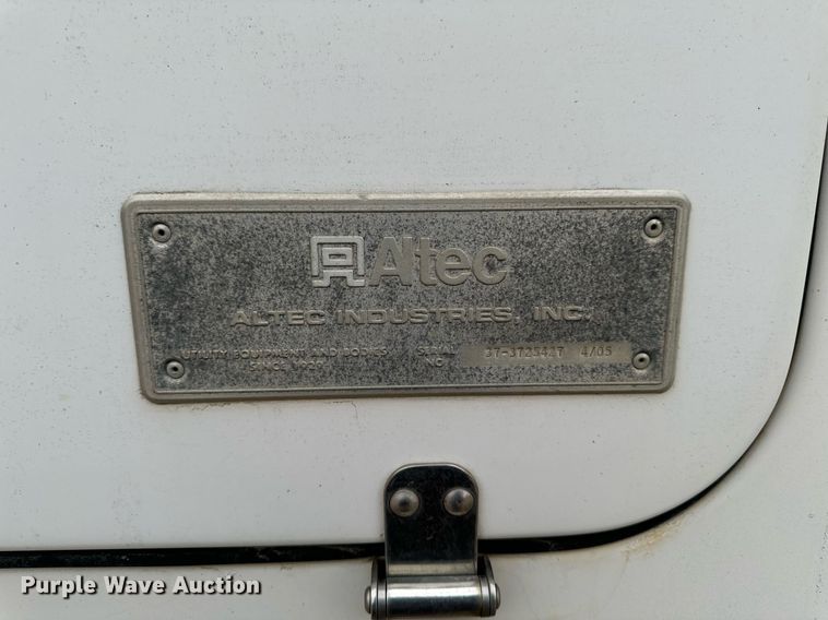 image for item EG6855 2006 International 4300 SBA bucket truck