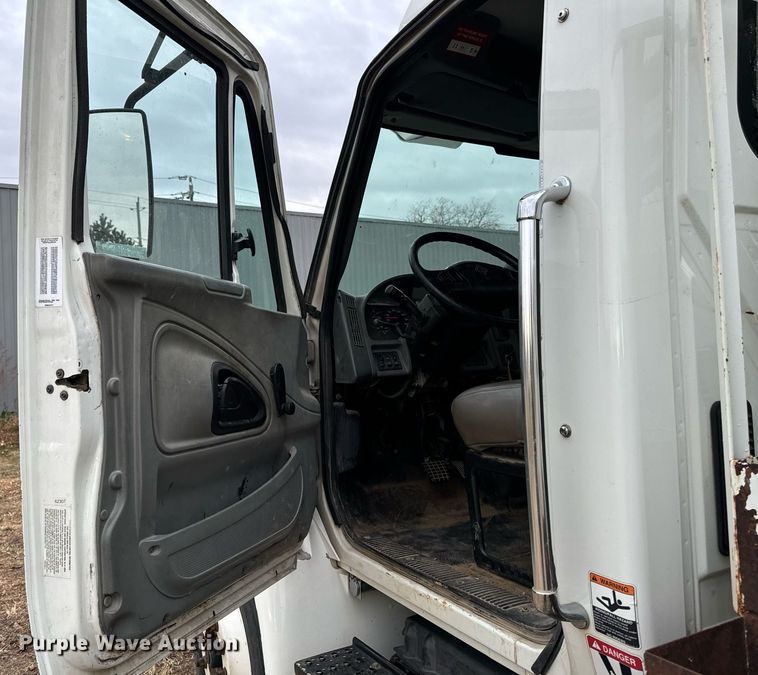 image for item EG6855 2006 International 4300 SBA bucket truck