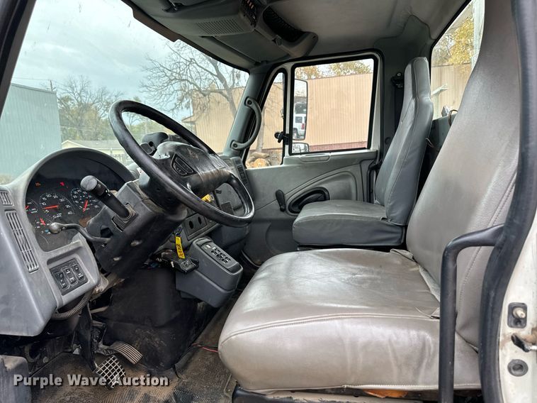 image for item EG6855 2006 International 4300 SBA bucket truck