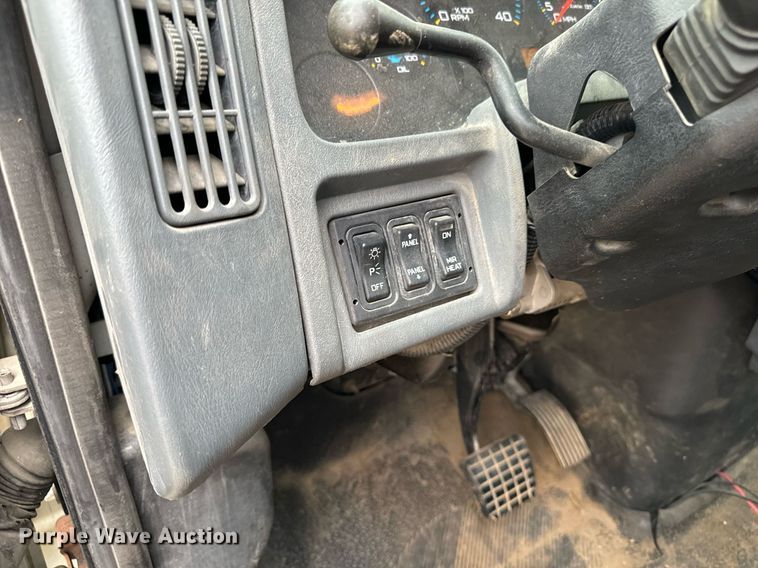 image for item EG6855 2006 International 4300 SBA bucket truck