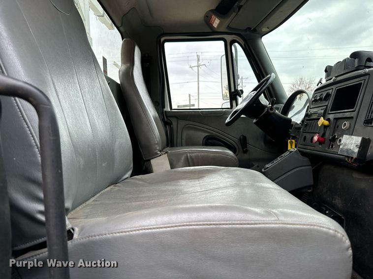image for item EG6855 2006 International 4300 SBA bucket truck