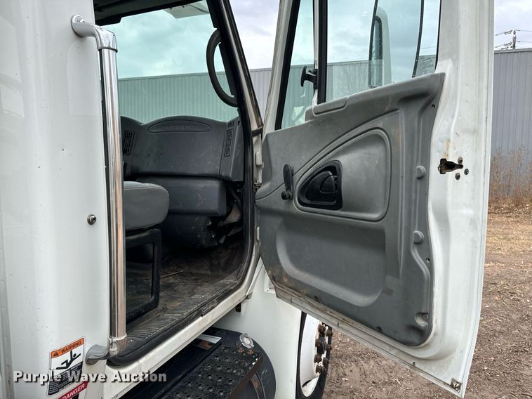 image for item EG6855 2006 International 4300 SBA bucket truck